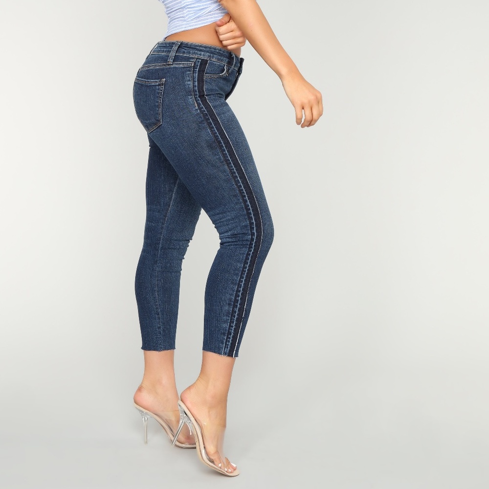 2/$40 or 3/$50 🌟 NWT Fashion Nova Cropped Jeans